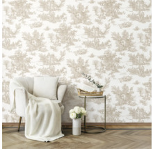 Scen med en fåtölj, ett sidobord och tapeter med ett landskapsmotiv