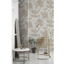 Vardagsrum med tapeter i Toile de Jouy-stil, golvlampa, sidobord, stol och spegel