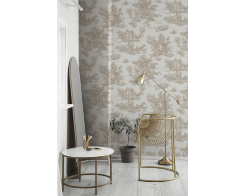 Vardagsrum med tapeter i Toile de Jouy-stil, golvlampa, sidobord, stol och spegel