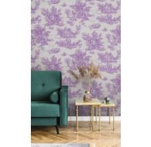 Rumsöversikt med tapet med Toile de Jouy-mönster, soffa och sidobord