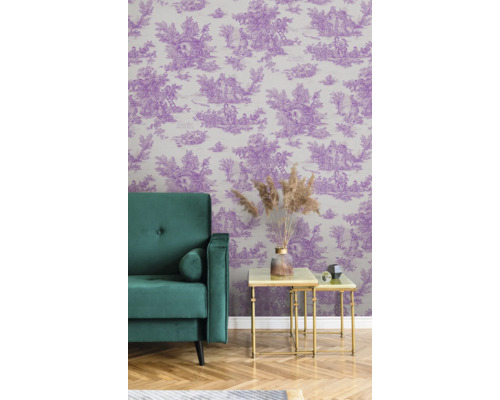 Rumsöversikt med tapet med Toile de Jouy-mönster, soffa och sidobord