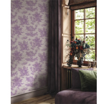 Rumsutsikt med tapet med landskapsmönster och fönster med dekoration