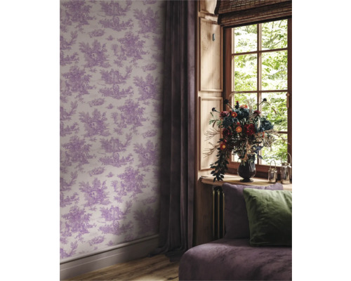 Rumsutsikt med tapet med landskapsmönster och fönster med dekoration