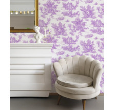 Dekorativ interiör med fåtölj, byrå, spegel och tapet med mönster