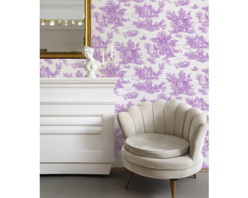 Dekorativ interiör med fåtölj, byrå, spegel och tapet med mönster