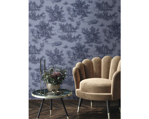 Dekorativt vardagsrum med tapet, fåtölj och sidobord.