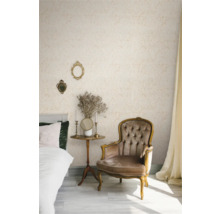 Rumsvy med mönstrad tapet, stol och sidobord