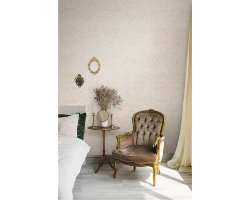 Rumsvy med mönstrad tapet, stol och sidobord