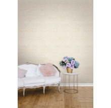 Vardagsrum med soffa, sidobord och mönstrad tapet