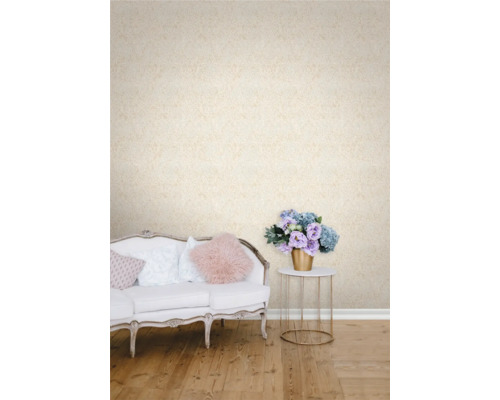 Vardagsrum med soffa, sidobord och mönstrad tapet