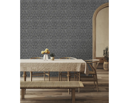 Dekorativt vardagsrum med mönstrad tapet bakom matbord och stolar.