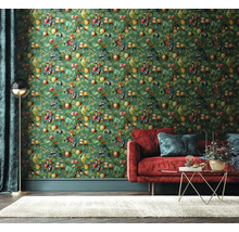 Vardagsrum med grön fruktapet, röd soffa och matta