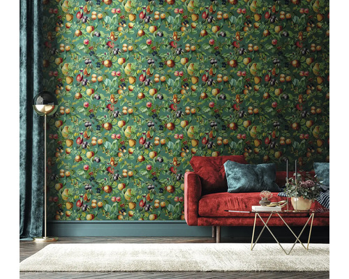 Vardagsrum med grön fruktapet, röd soffa och matta