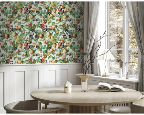 Matsal med fruktmönstrad tapet, matbord och fönster med gardiner.