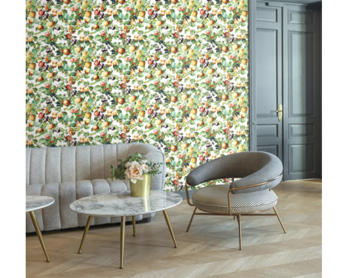 Vardagsrum med blommig tapet, soffa, fåtölj och bord