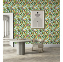 Matsal med tapet med fruktmönster, bord och stol