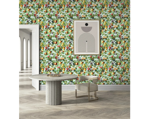 Matsal med tapet med fruktmönster, bord och stol