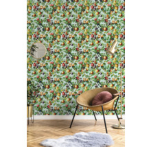 Interiör med fruktträd tapet, stol, golvlampa och spegel