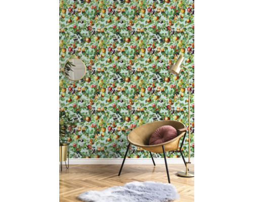 Interiör med fruktträd tapet, stol, golvlampa och spegel