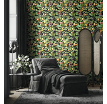 Vardagsrum med tapet med fruktmönster, fåtölj och rumsavdelare