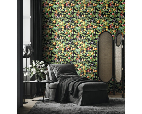 Vardagsrum med tapet med fruktmönster, fåtölj och rumsavdelare