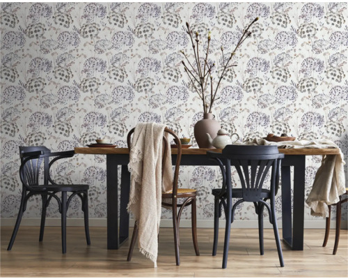 Matsal med träbord, stolar och blommigt mönstrad tapet
