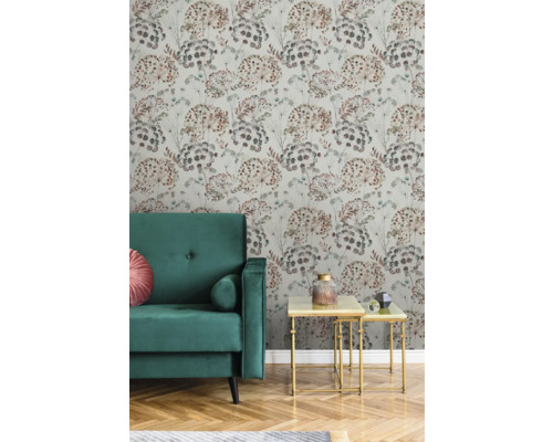 Vardagsrum med mönstrad tapet, soffa och sidobord