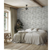 Sovrum med dubbelsäng, takfläkt och mönstrad tapet