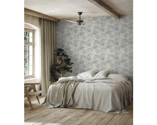 Sovrum med dubbelsäng, takfläkt och mönstrad tapet