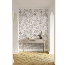 Hall med blommig tapet, konsolbord, böcker och dekoration