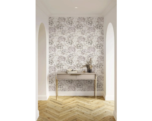 Hall med blommig tapet, konsolbord, böcker och dekoration