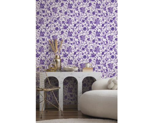 Rumsbild med tapet med blommönster i lila och vitt, bord med dekoration och stol.