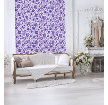 Dekorativt vardagsrum med blommönstrad tapet, soffa och öppen spis.