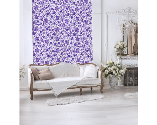 Dekorativt vardagsrum med blommönstrad tapet, soffa och öppen spis.