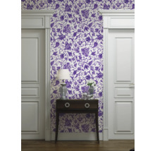 Rumsöversikt med tapet med blommönster, byrå och dörrkarm