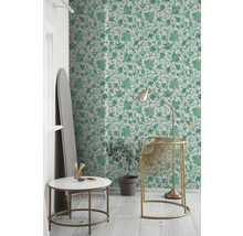 Dekorativt rum med blommig tapet, golvlampa och spegel