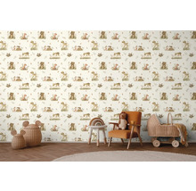 Barnrum med tapet med skogsdjursmönster, fåtölj och leksaker