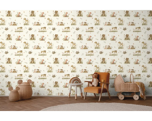 Barnrum med tapet med skogsdjursmönster, fåtölj och leksaker