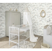 Barnrum med spjälsäng, skötbord, garderob och mönstrad tapet