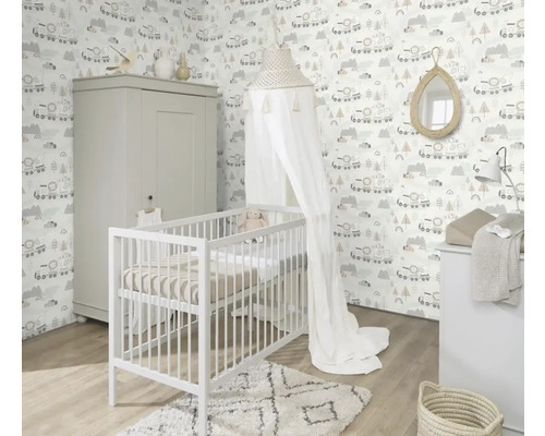 Barnrum med spjälsäng, skötbord, garderob och mönstrad tapet