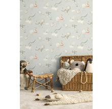 Barnrum med tapet med rymdtema, rottingmöbler och gosedjur