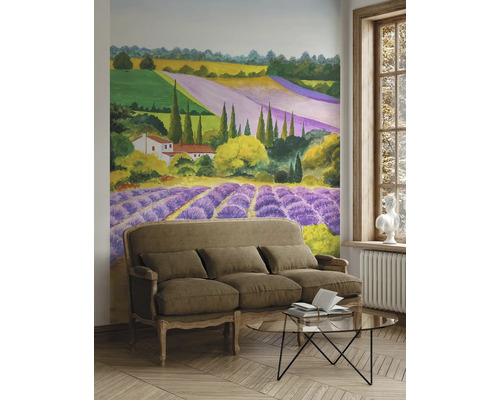 Vardagsrum med landskapstapet med lavendelfält och soffa