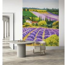 Väggbild med lavendelfältsmotiv i ett ljust rum med matbord och stol