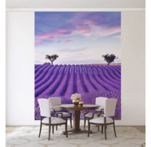 Väggmålning med lavendelfält ovanför ett matbord med stolar