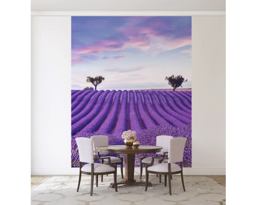 Väggmålning med lavendelfält ovanför ett matbord med stolar