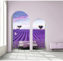 Ljust rum med säng och tapet med lavendelfält