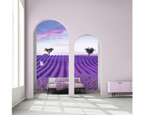 Ljust rum med säng och tapet med lavendelfält