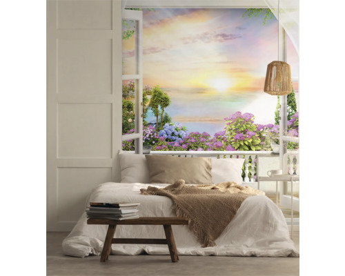 Ljust sovrum med utsikt över trädgårdstapeten