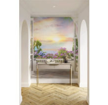 Ljust rum med konsolbord, böcker och fönster med utsikt över trädgården