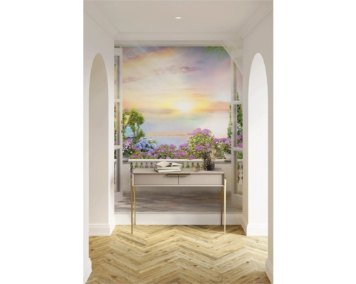 Ljust rum med konsolbord, böcker och fönster med utsikt över trädgården